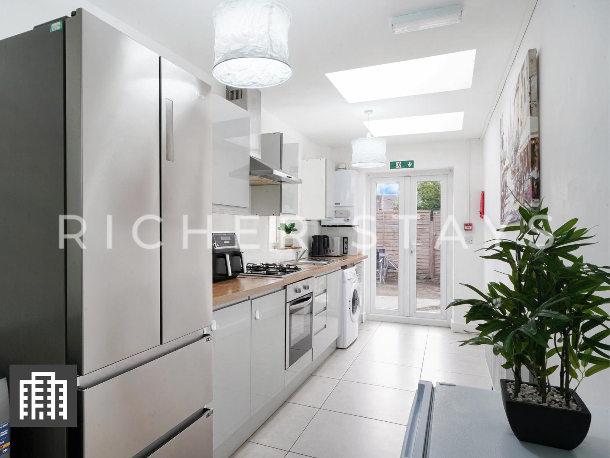 Large Home For Contractors & Families - Garden & Amenities Londres Extérieur photo